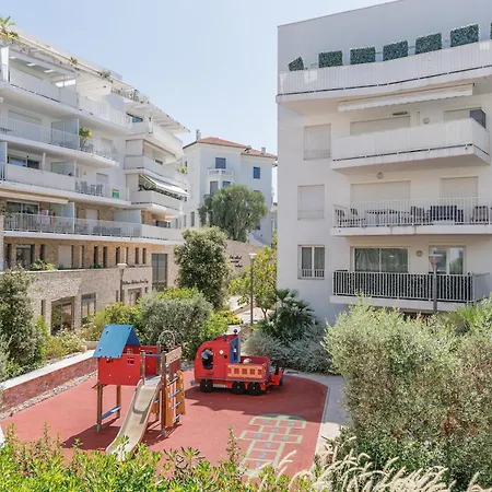 Maria Yourhosthelper *