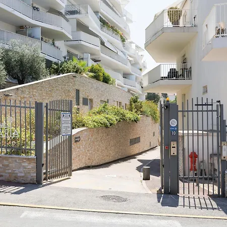 Maria Yourhosthelper Cannes