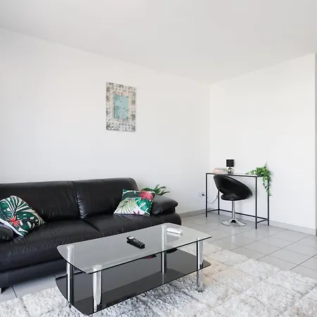 Maria Yourhosthelper Cannes